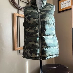 Camo print puffer vest from Old Navy. Lined with fleece. Side pockets. Size S